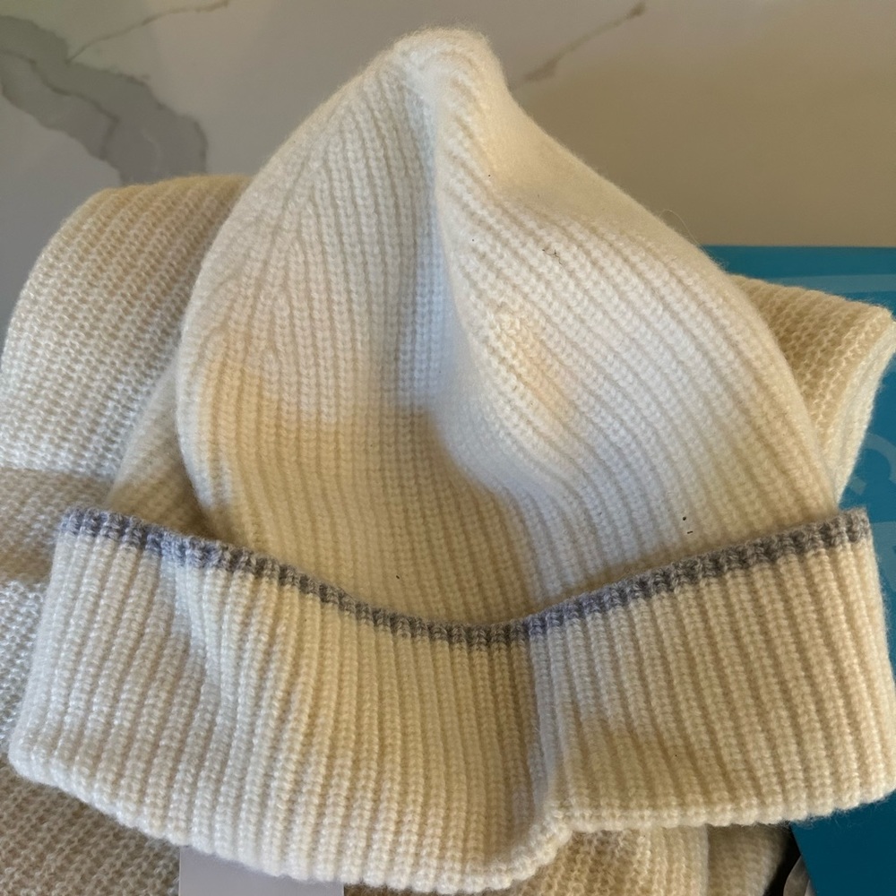 J McLaughlin CASHMERE BEANIE